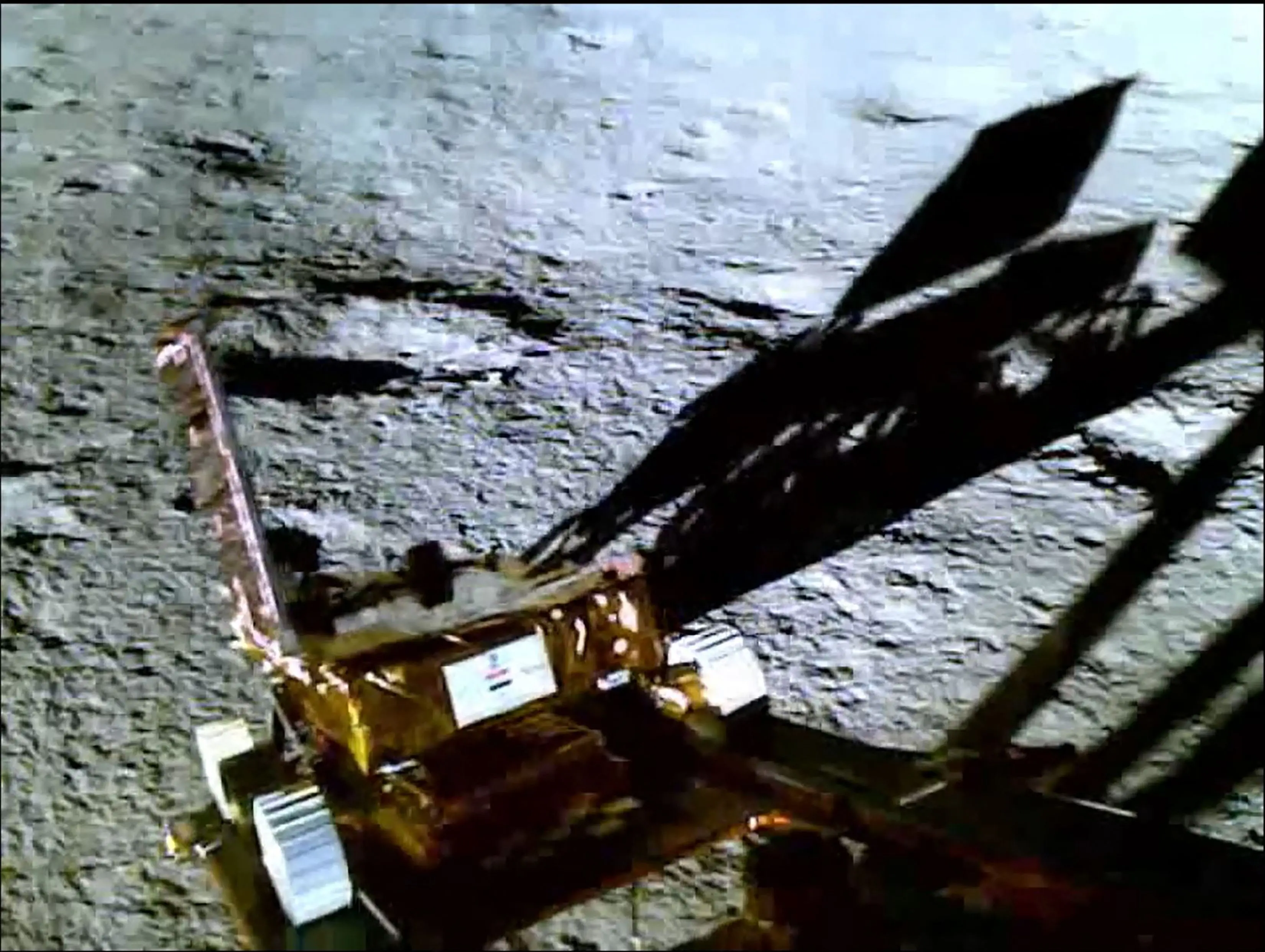 This handout screen grab taken and released by the Indian Space Research Organisation (ISRO) on August 25, 2023, shows the Chandrayaan-3 rover as it manoeuvred from the lunar lander to the surface of the Moon. India began exploring the Moon's surface with a rover on August 24, a day after it became the first nation to land a craft near the largely unexplored lunar south pole. (Photo by ISRO / AFP) / RESTRICTED TO EDITORIAL USE - MANDATORY CREDIT "AFP PHOTO / Indian Space Research Organisation (ISRO)" - NO MARKETING NO ADVERTISING CAMPAIGNS - DISTRIBUTED AS A SERVICE TO CLIENTS