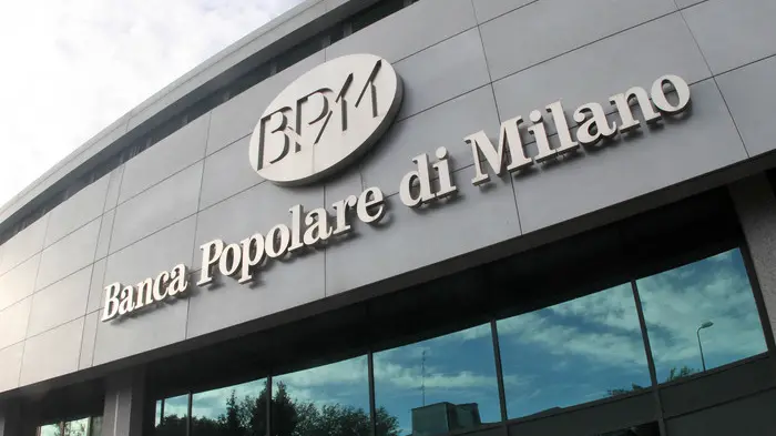 Un ingresso della sede centrale della Banca Popolare di Milano. MATTEO BAZZI / ANSA