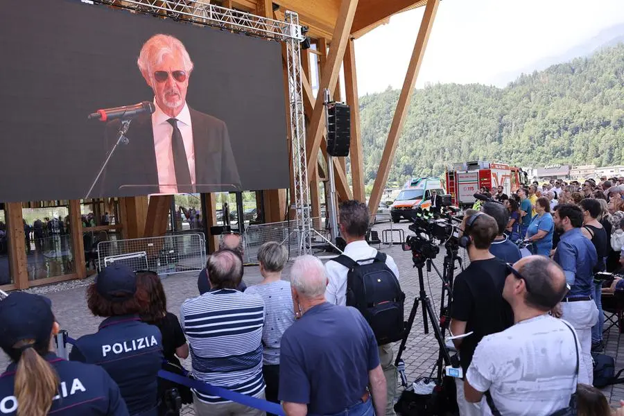 Claudio Del Vecchio visto dal maxischermo parla durante il funerale del padre presidente di EssilorLuxottica Leonardo Del Vecchio